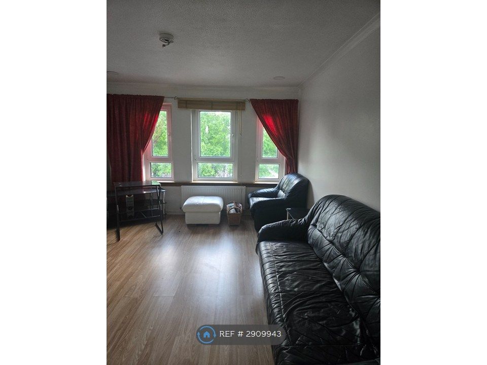 Property photo 1 of 8 Livingroom