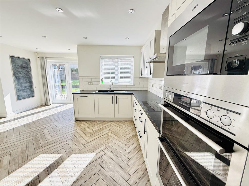 Property photo 2 of 28