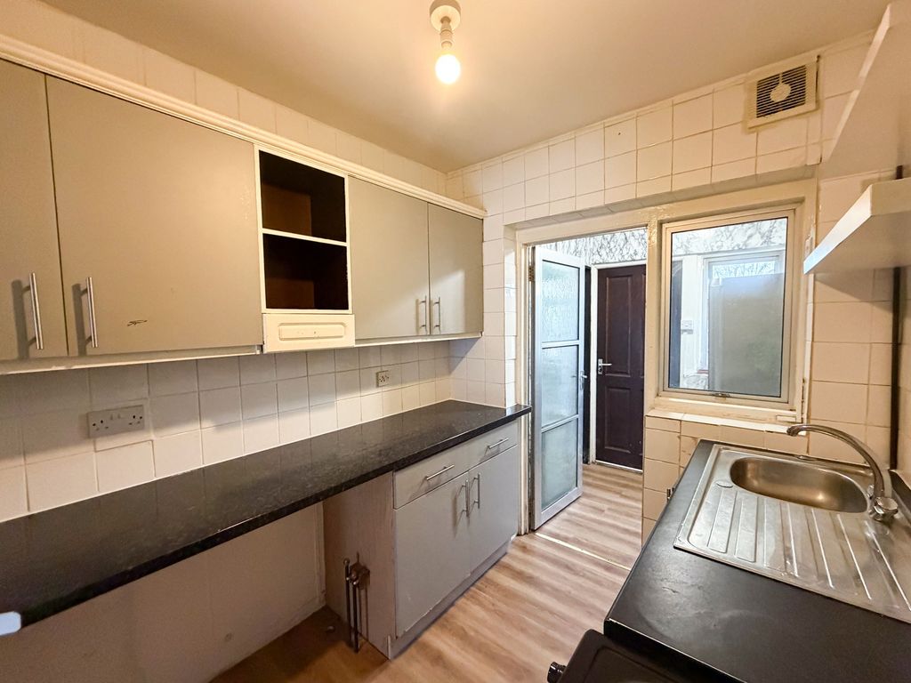 Property photo 3 of 14 Whalebone Ln South Rm8