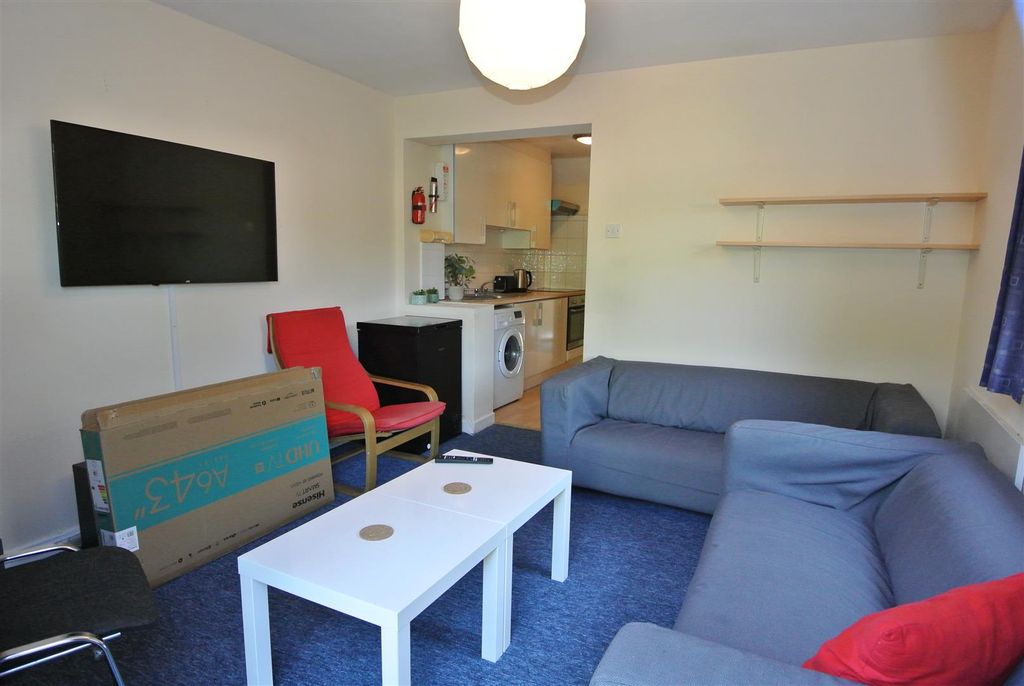 Property photo 2 of 18 Communal Living Room A.Jpg