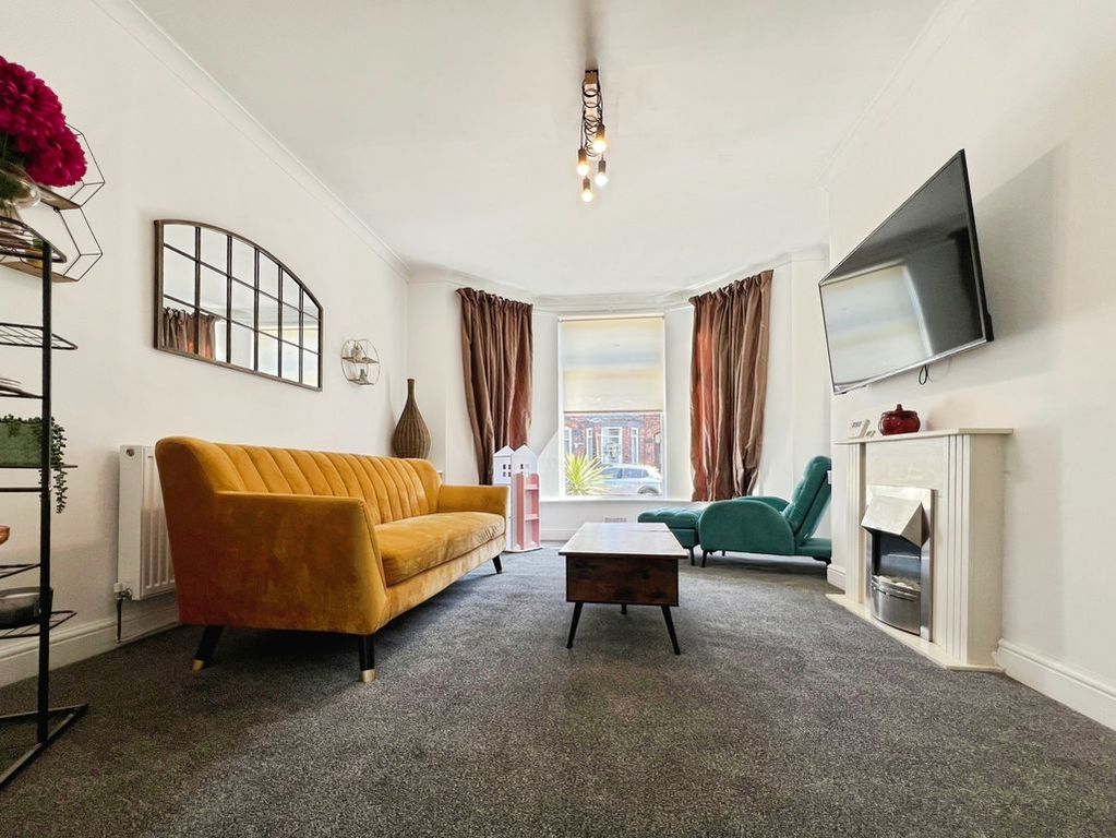 Property photo 2 of 18 Lounge