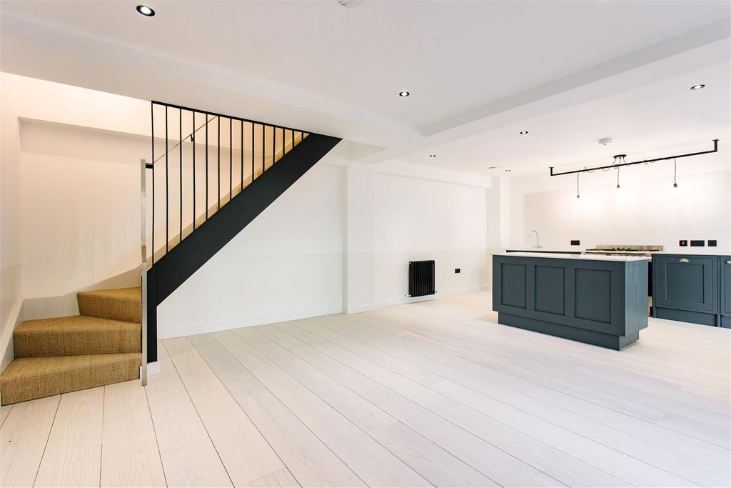 Property photo 2 of 27 Mb_Number 4_Fonthill Mews_40.Jpg