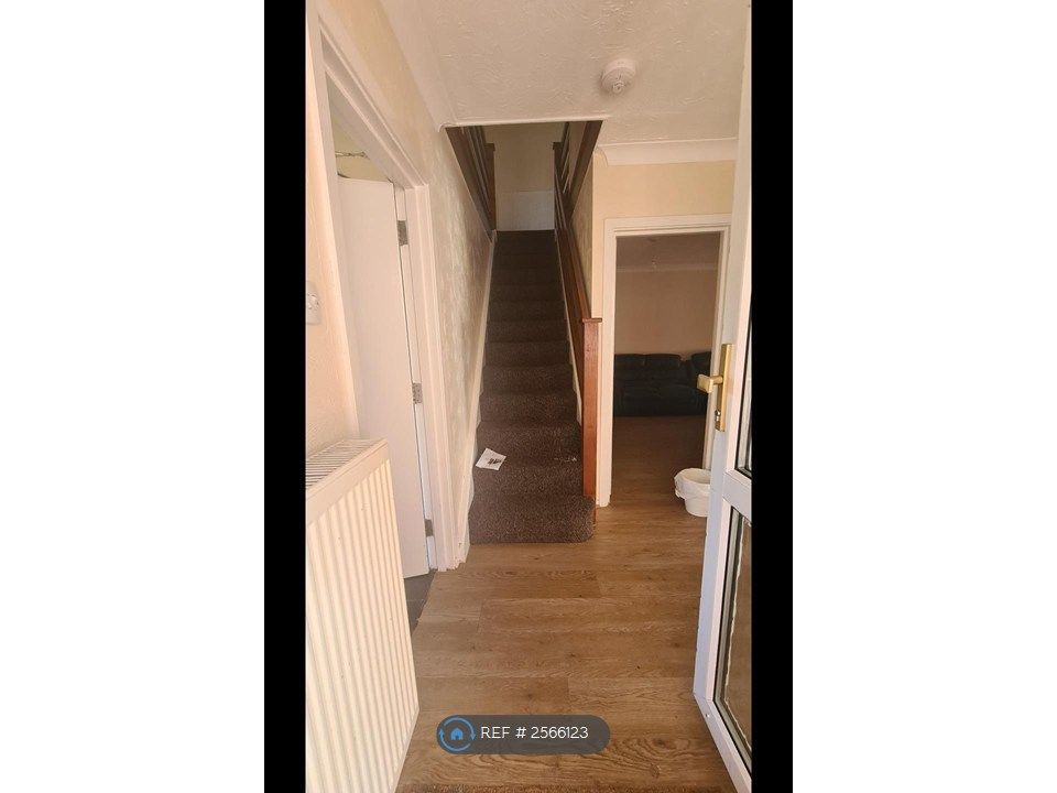 Property photo 3 of 21 Entrance Hall