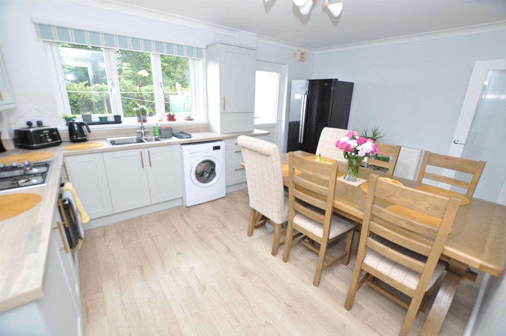 Property photo 3 of 17 Kitchen