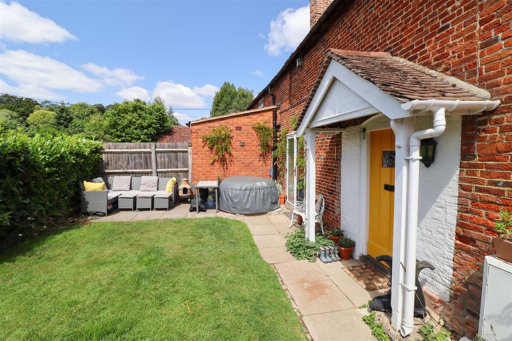 Property photo 2 of 23 Front Garden