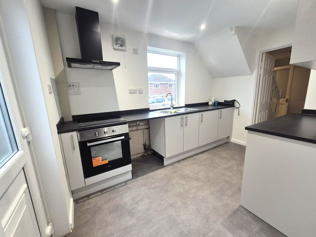 Property photo 2 of 10 Kitchen