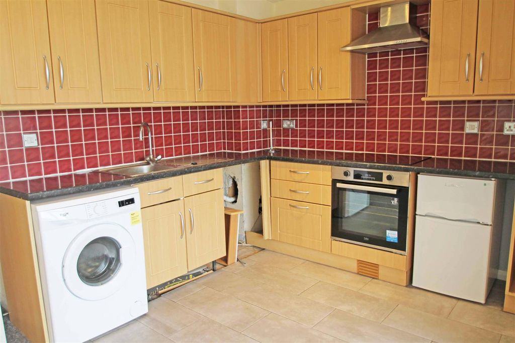 Property photo 3 of 9 Kitchen