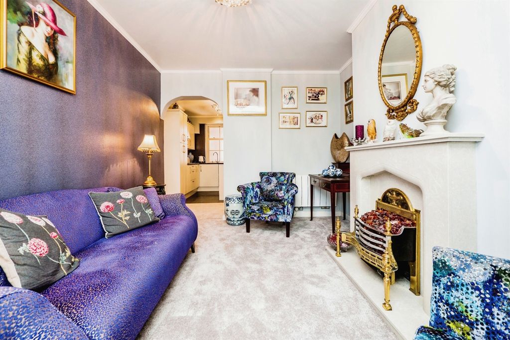 Property photo 3 of 11 Living Room