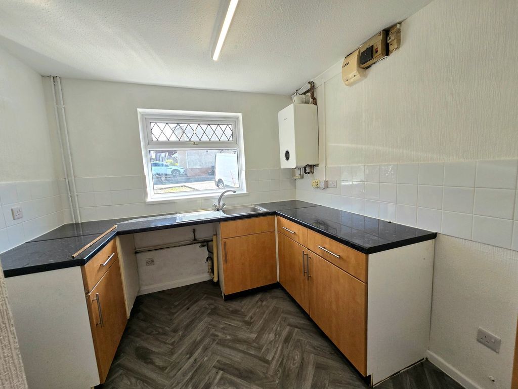 Property photo 3 of 17 Kitchen