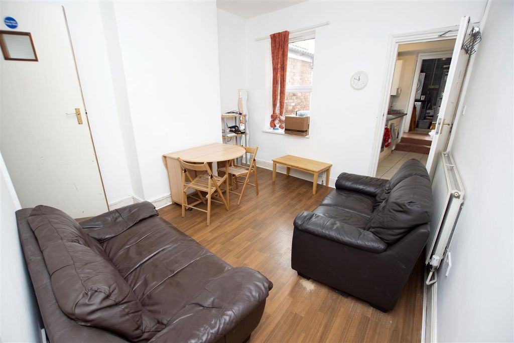 Property photo 3 of 11 Living Room