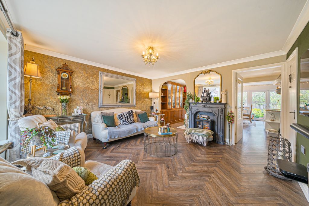 Property photo 2 of 33 1383222-21-69207A24B9239-Arw-1