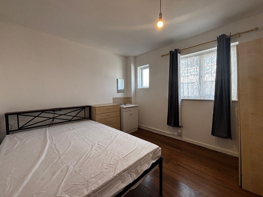 Property photo 2 of 6 Bright Double Bedroom With Modern Wooden Floors...