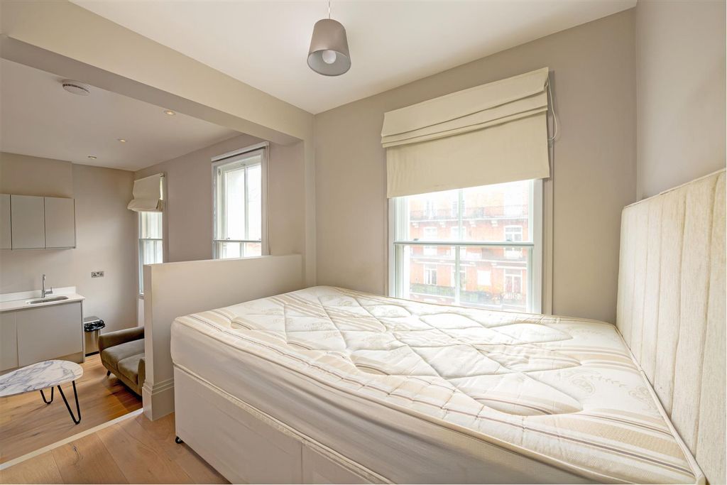 Property photo 3 of 8 81G Warwick Rd Bed.Jpg