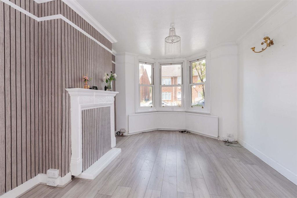 Property photo 3 of 15 5 Seymour Road-9.Jpg