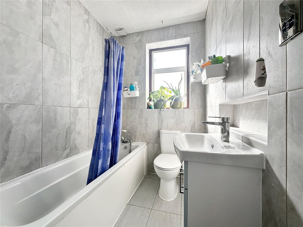 Property photo 2 of 9 Bathroom