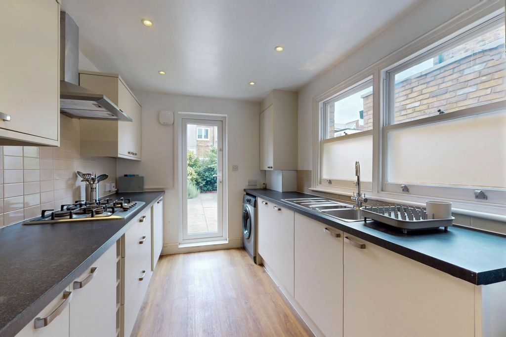 Property photo 2 of 10 Kitchen