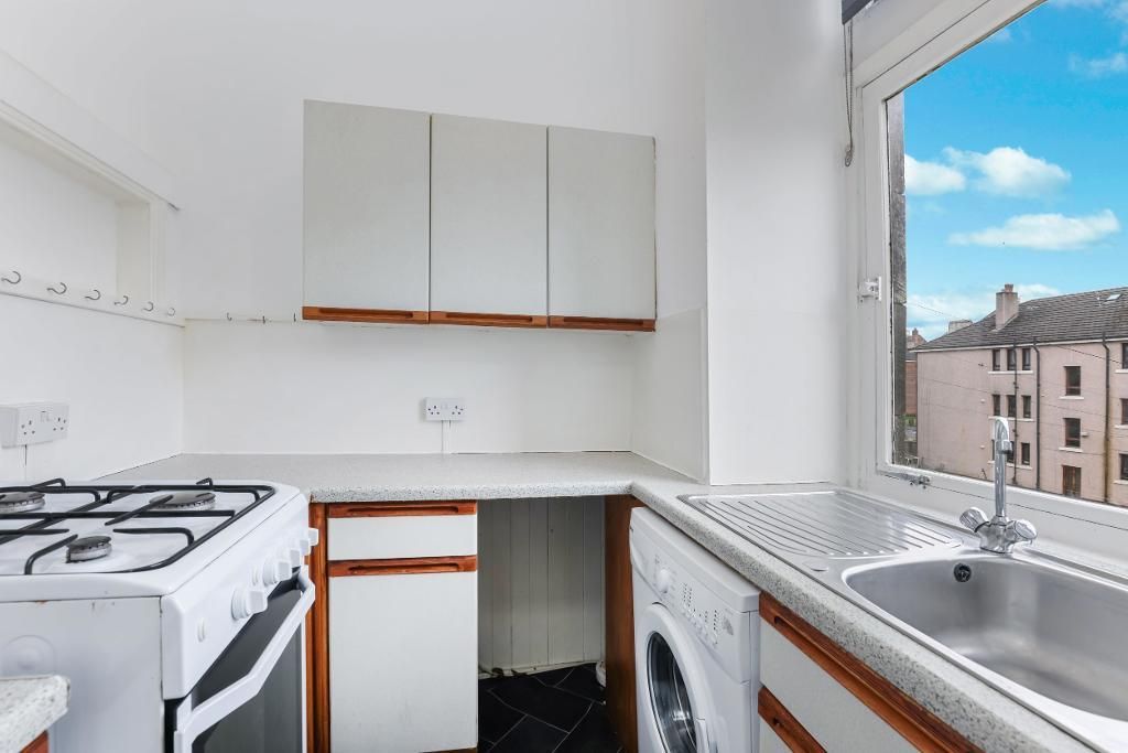 Property photo 3 of 18 Kitchen