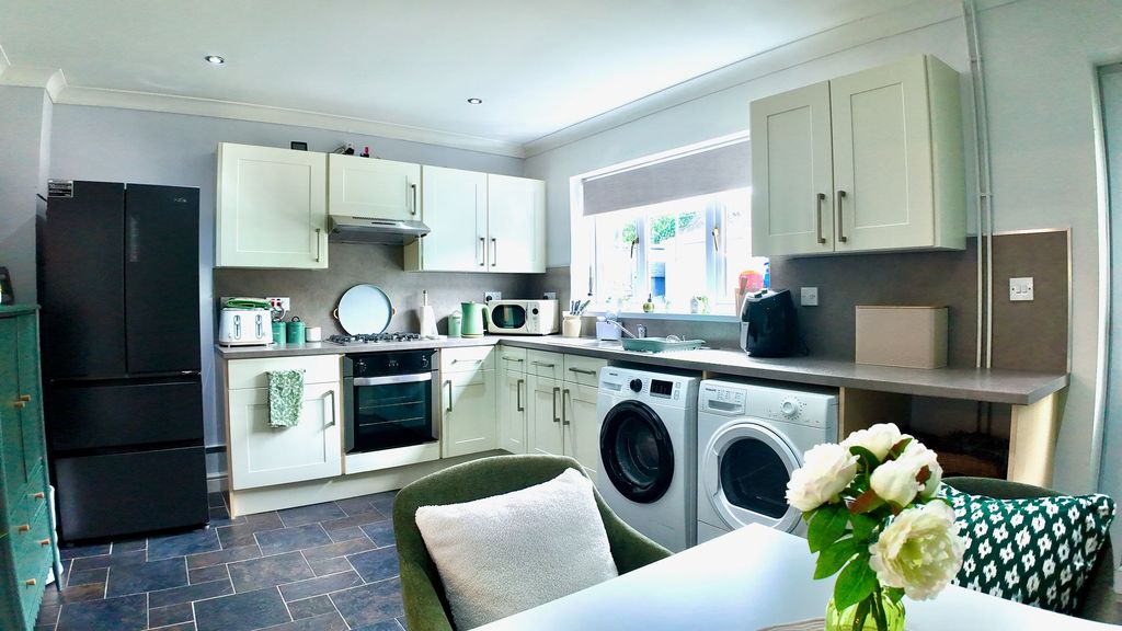 Property photo 3 of 32