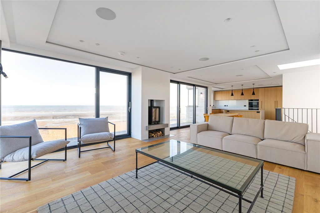 Property photo 3 of 21 Reception/Kitchen