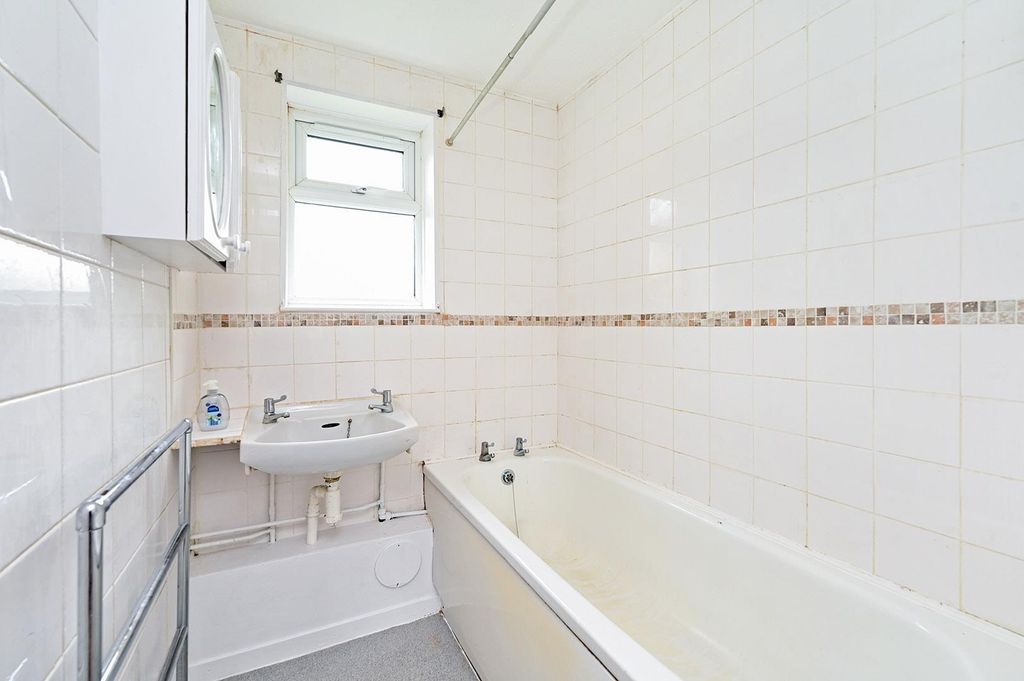 Property photo 3 of 11 Glastonbury Close
