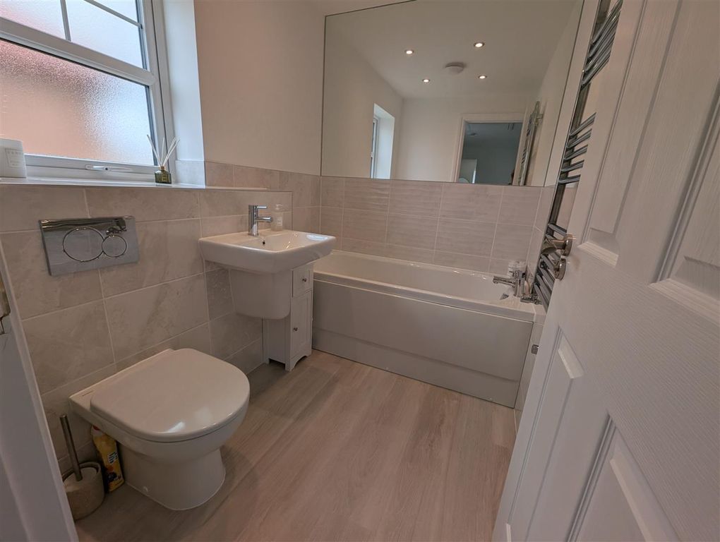 Property photo 2 of 18 Bathroom