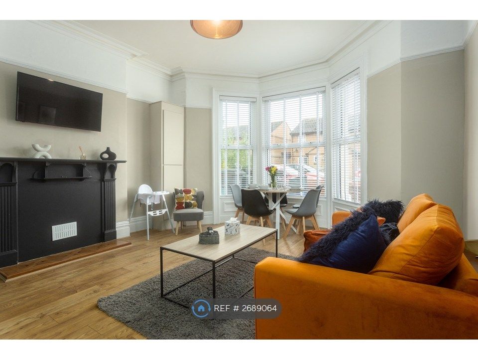 Property photo 1 of 8 Lounge