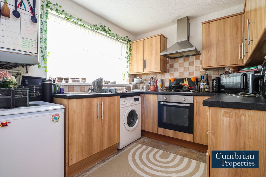Property photo 2 of 8 Kitchen