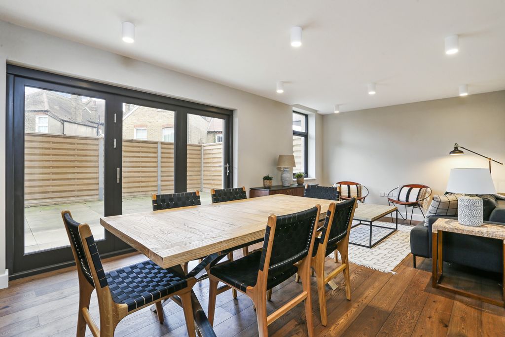 Property photo 1 of 11 Flat 1, 266 Wimbledo