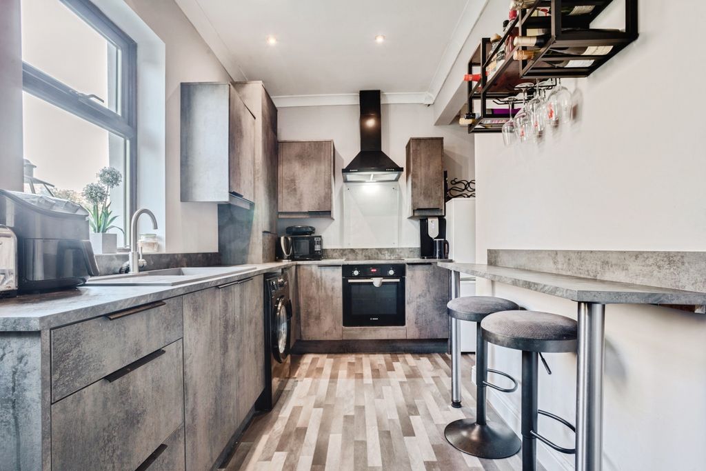 Property photo 2 of 17 Kitchen