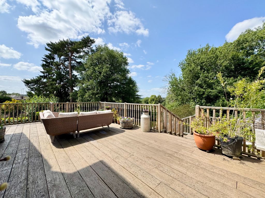 Property photo 1 of 30 Olivers Close, Potten End, Berkhamsted