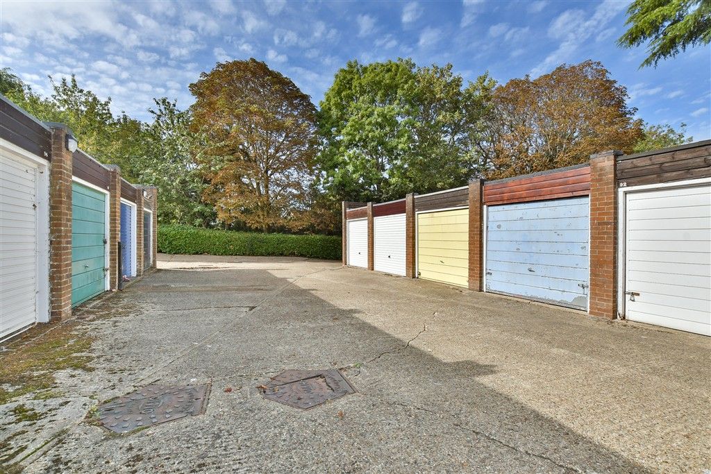 Property photo 2 of 11 Garage