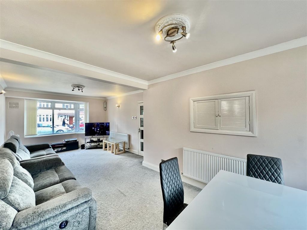 Property photo 2 of 11 Through Lounge