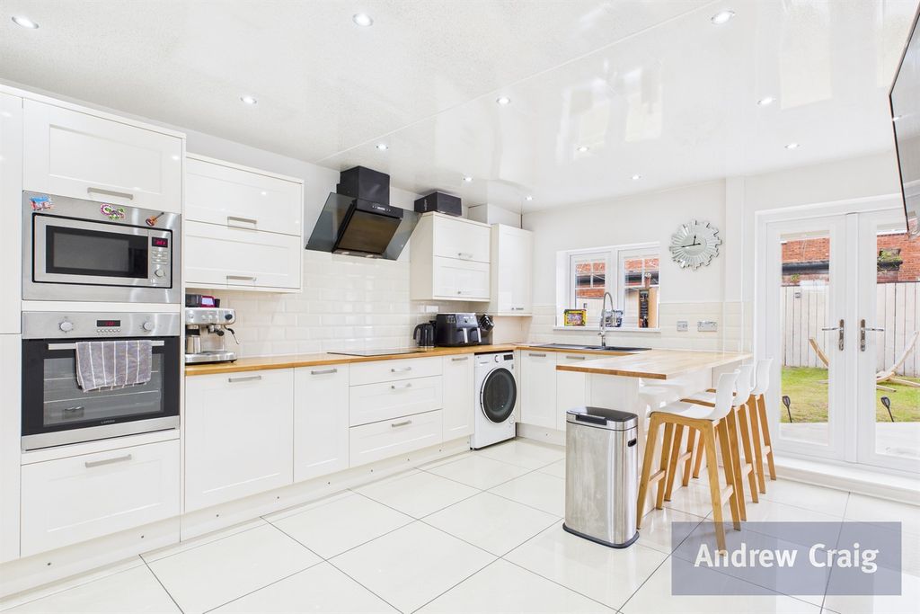 Property photo 3 of 8 Kitchen Breakfast Room