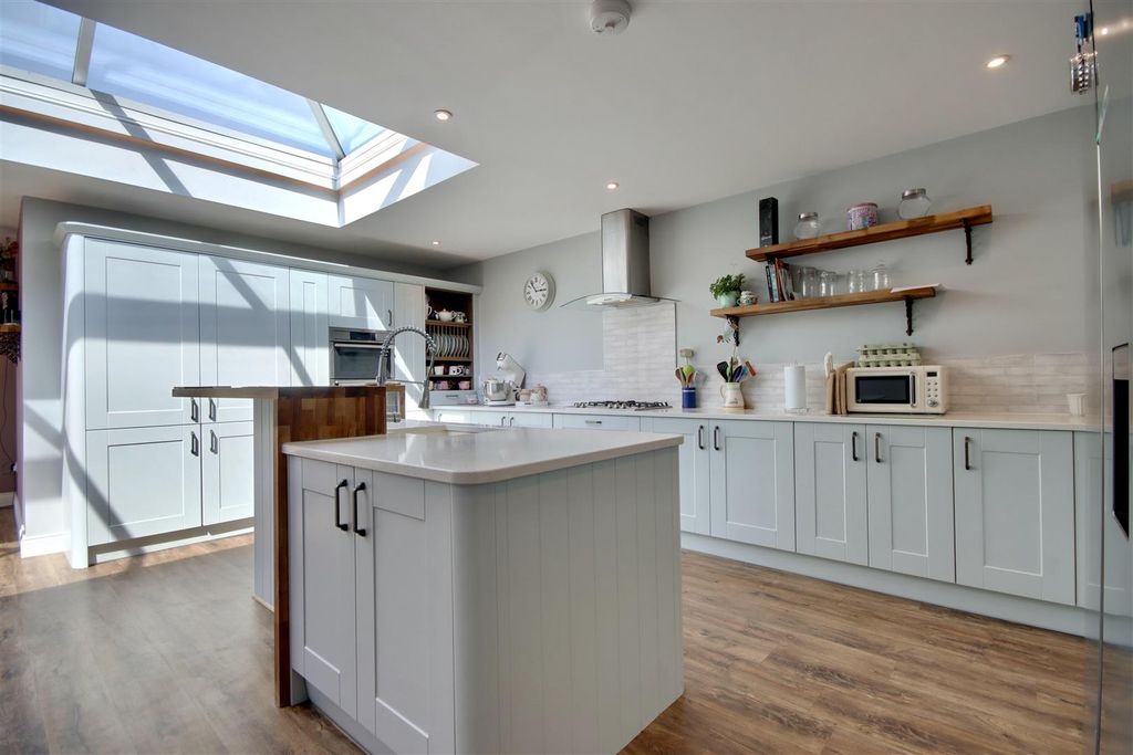 Property photo 3 of 33 Kitchen
