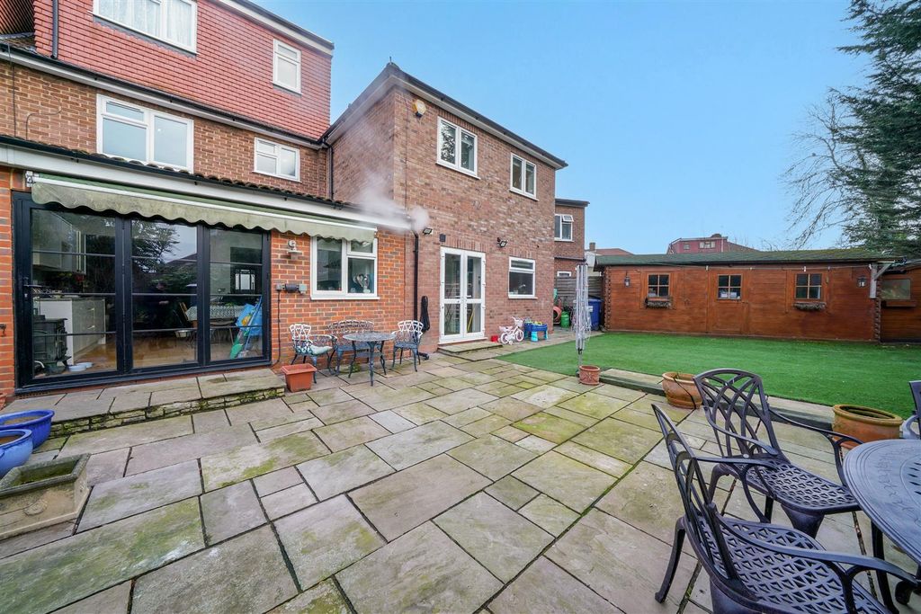 Property photo 2 of 23 16 Wellgarth - 03.Jpg