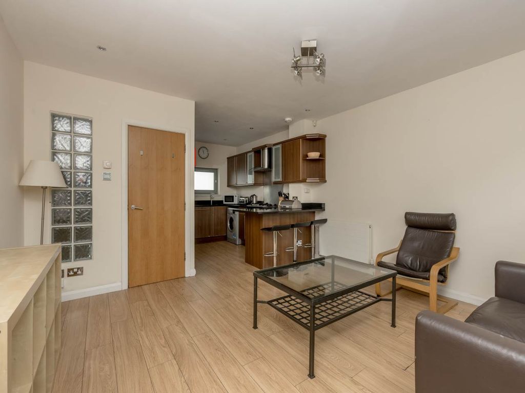 Property photo 3 of 16 Living 2