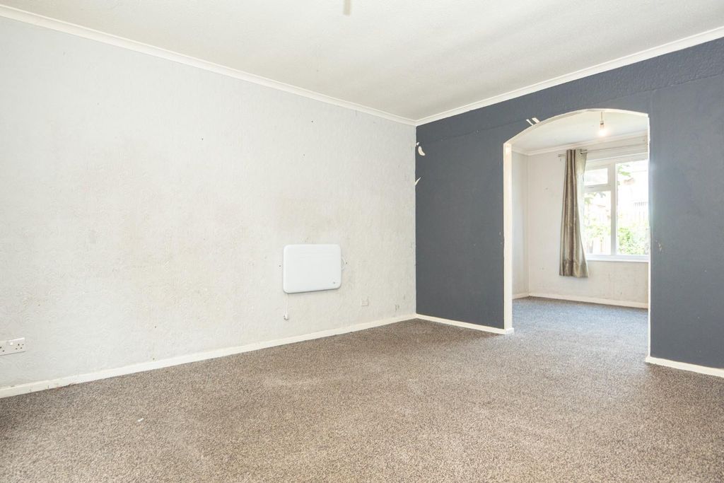 Property photo 3 of 31 Living Room