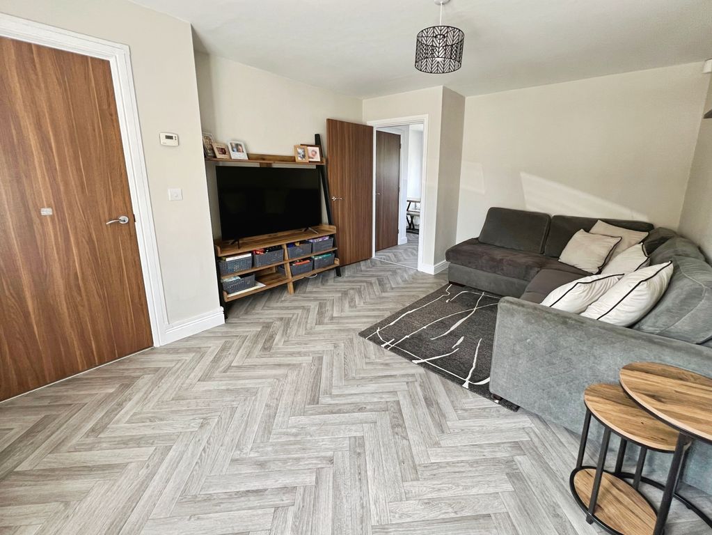 Property photo 3 of 17 Lounge