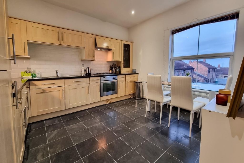 Property photo 3 of 12 Kitchen