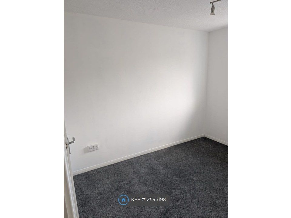 Property photo 1 of 7 Bedroom Left View