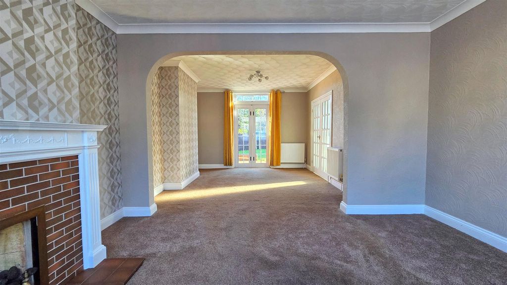 Property photo 3 of 17 Lounge/Diner