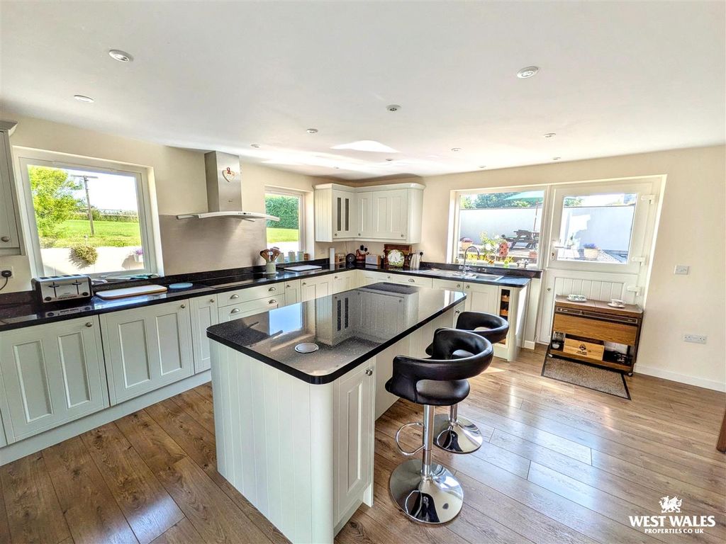 Property photo 3 of 36 10701.Jpg