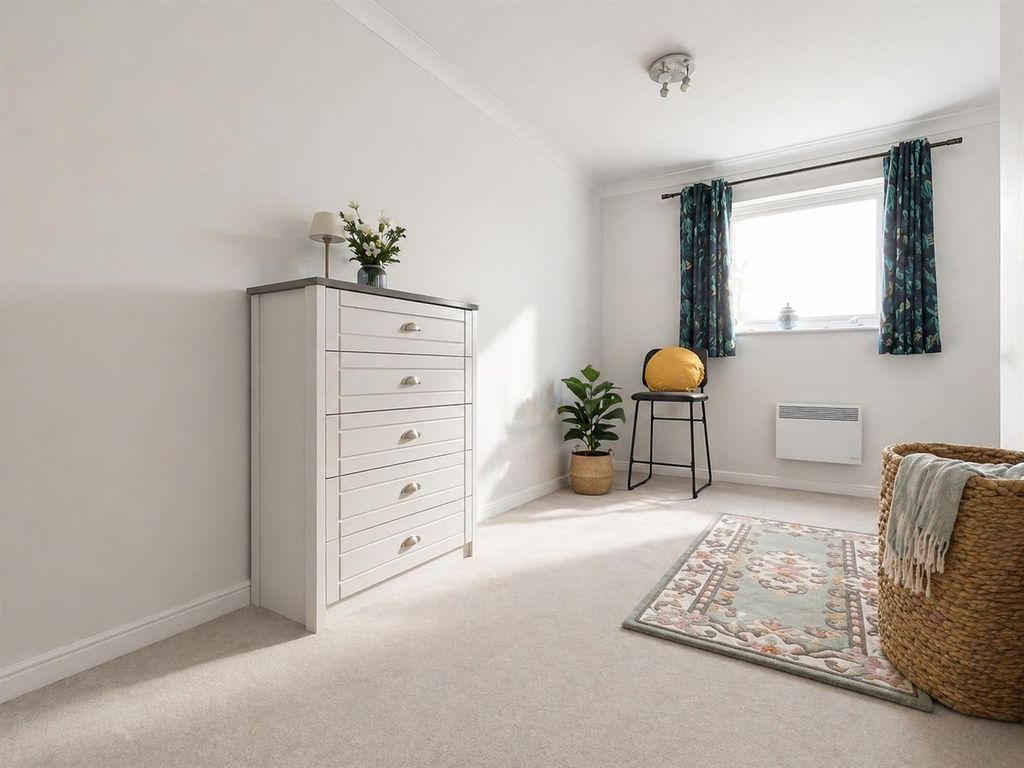 Property photo 2 of 6 Bedroom