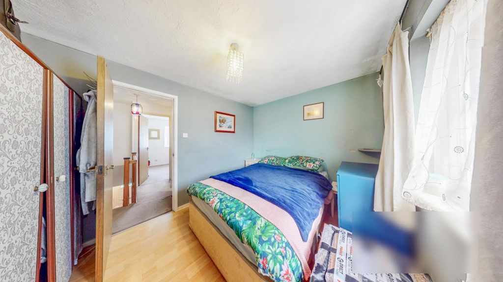 Property photo 3 of 13 4966293