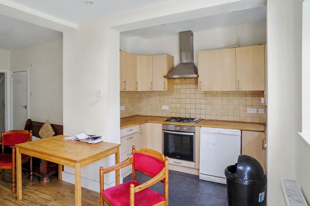 Property photo 3 of 25 38 Central Road, Wembley Ha0 2Lh