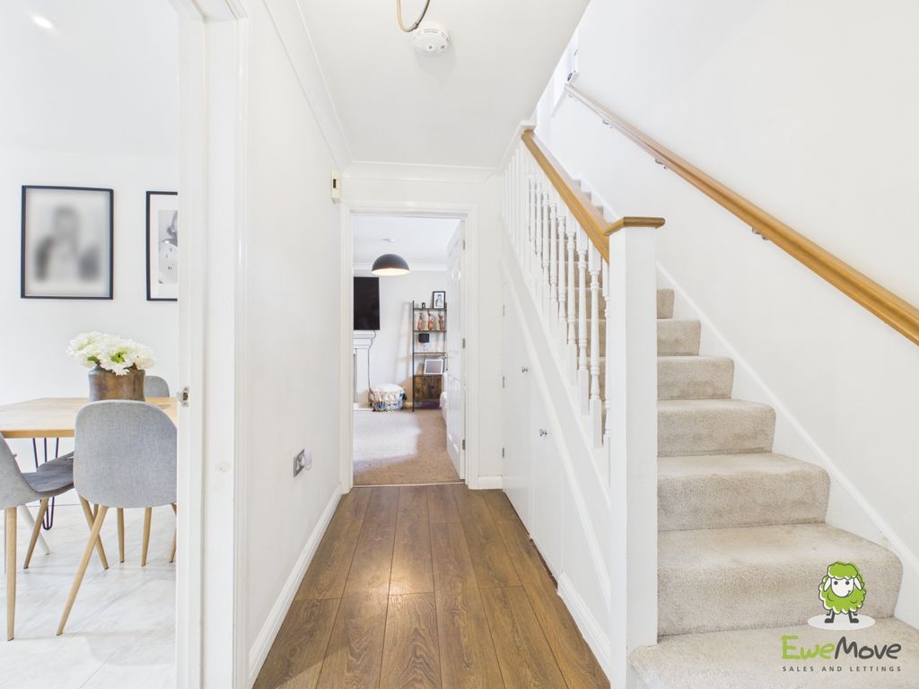 Property photo 2 of 19 Ewemove Estate Agent Basingstoke