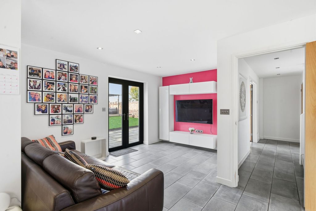 Property photo 3 of 36