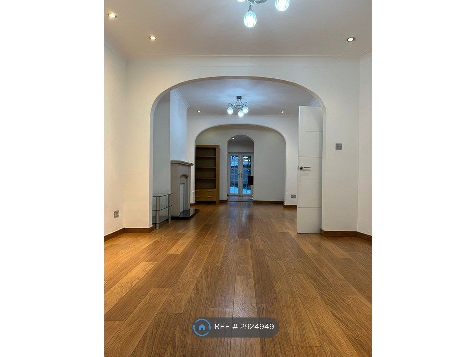Property photo 1 of 11 Living Room