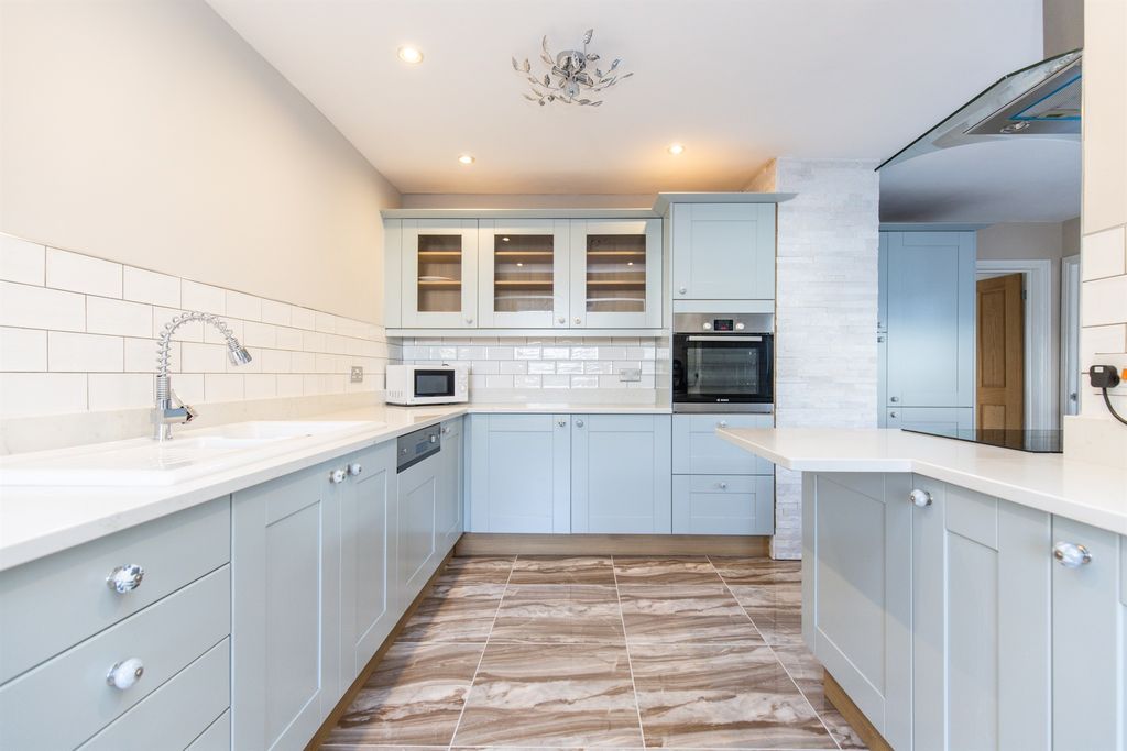 Property photo 3 of 10 Kitchen