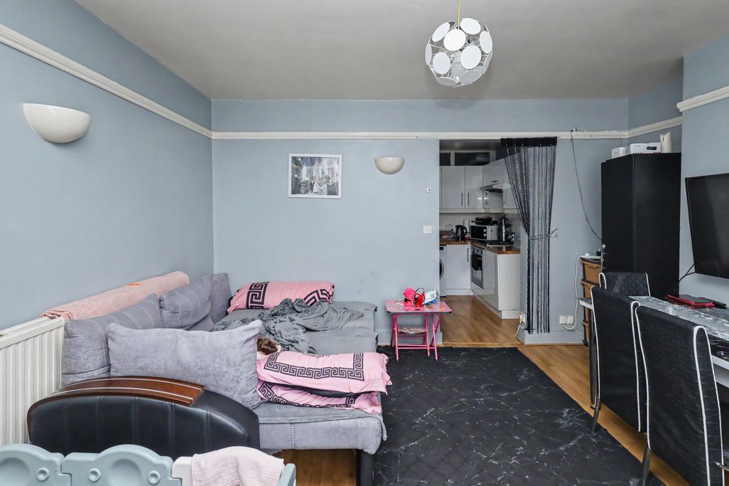 Property photo 2 of 13 207A Church Street, Edmonton, London, N9 9Hl